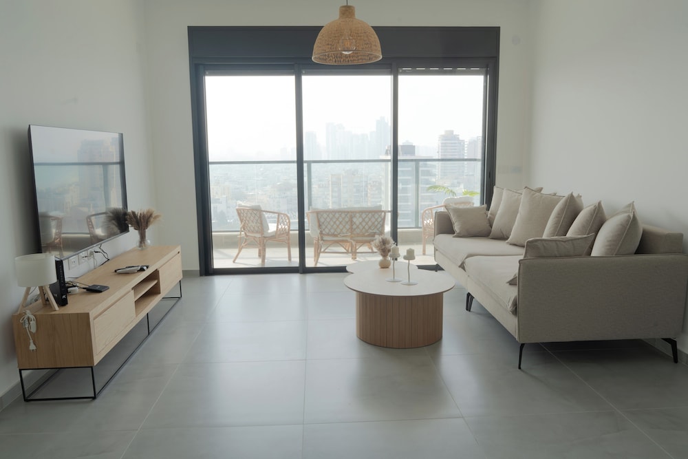 Sea Views & City Vibes on Sokolov