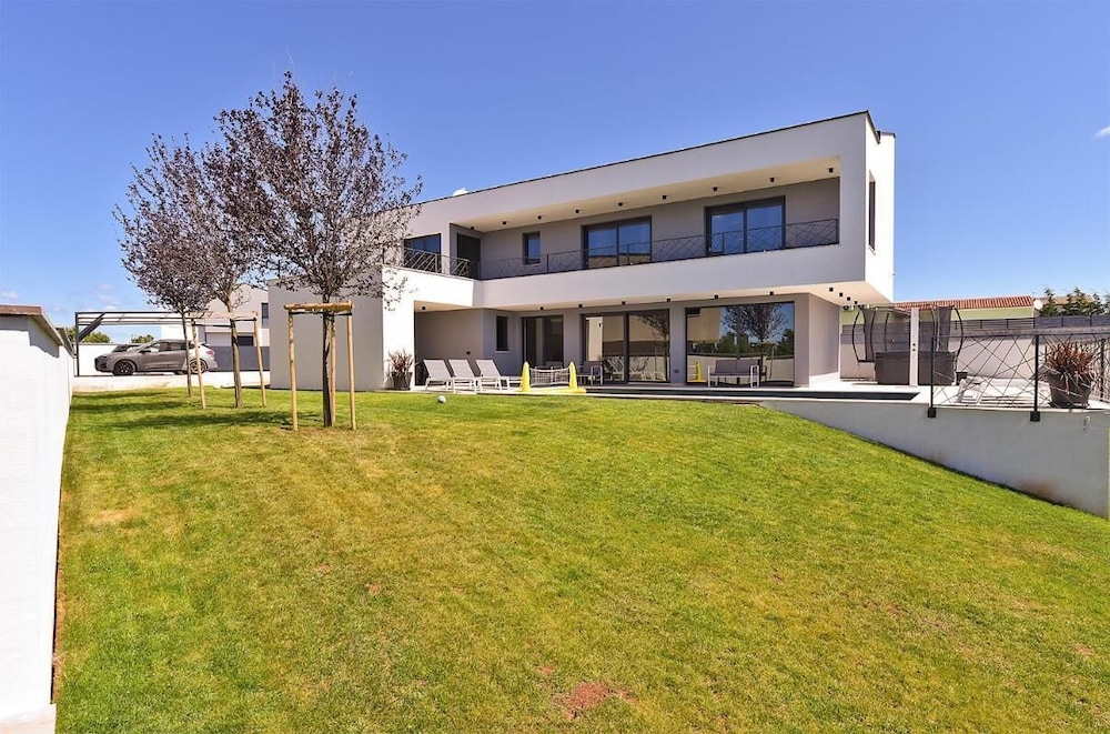 Spacious Villa With Pool and Garden in Stokovci