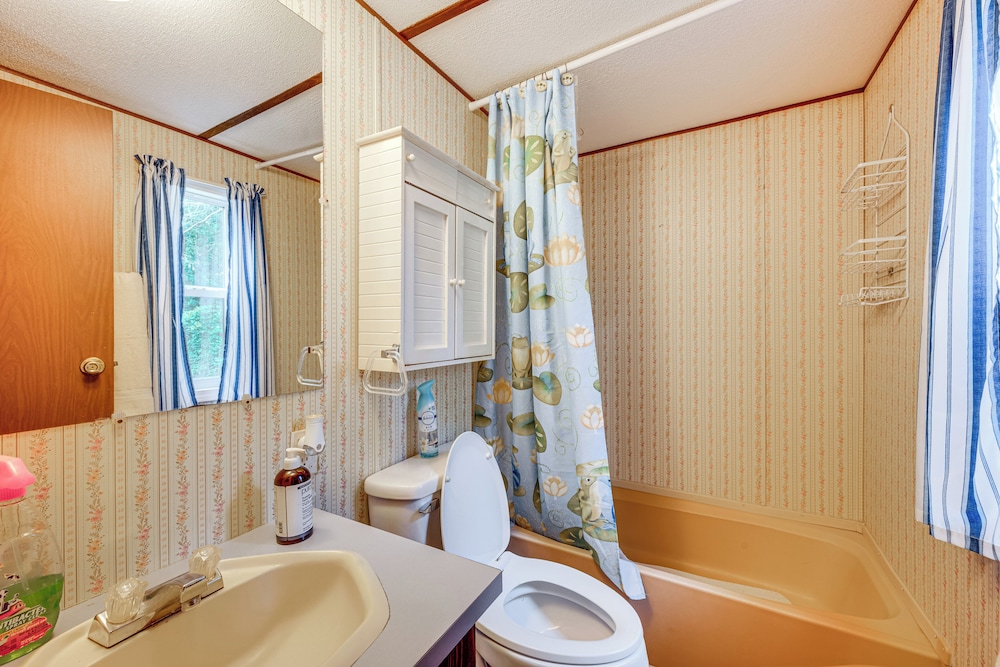 3 Mi to Badin Lake: Quiet New London Retreat
