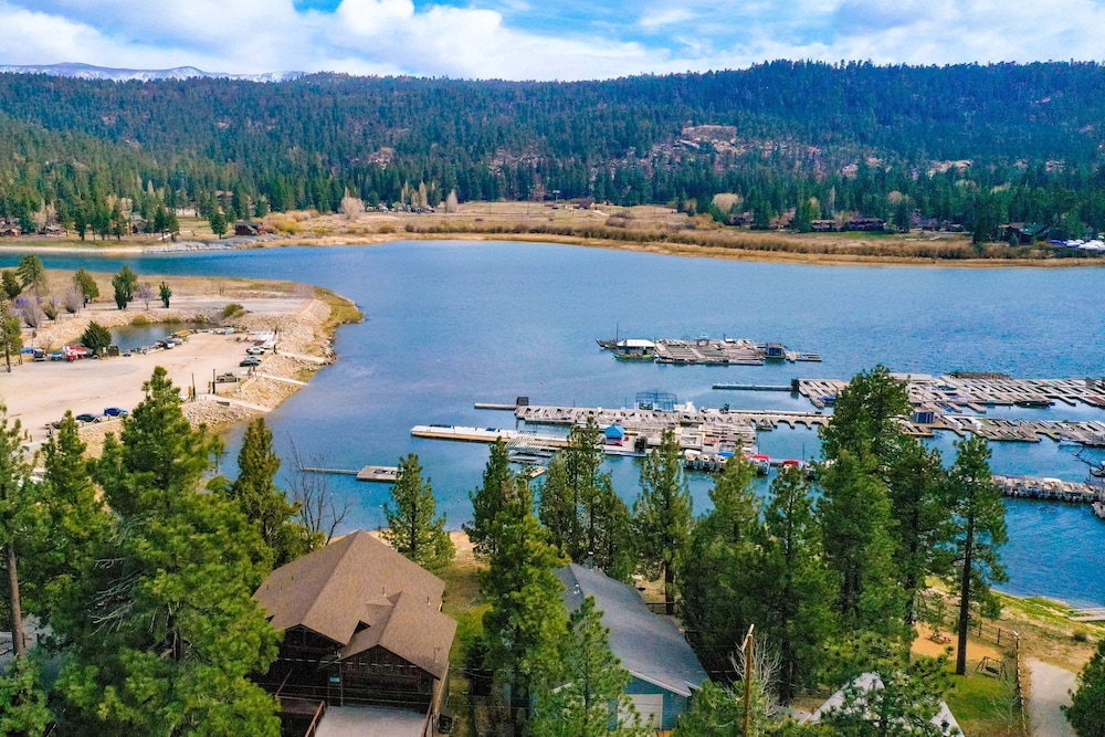 Lakefront Lodge by Avantstay Lakefront Cabin w Hot Tub
