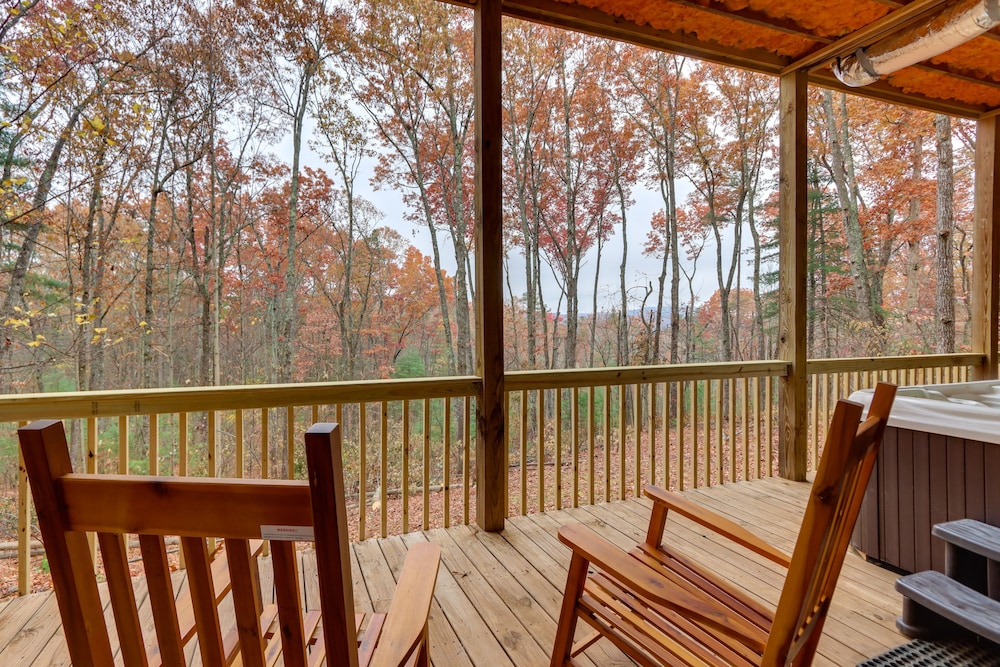 Blue Ridge Cabin w/ Hot Tub, 5 Mi to Downtown!
