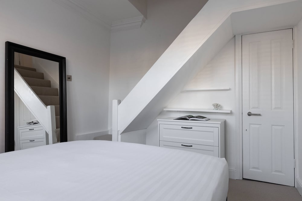 St Stephen's Gardens VII by Onefinestay