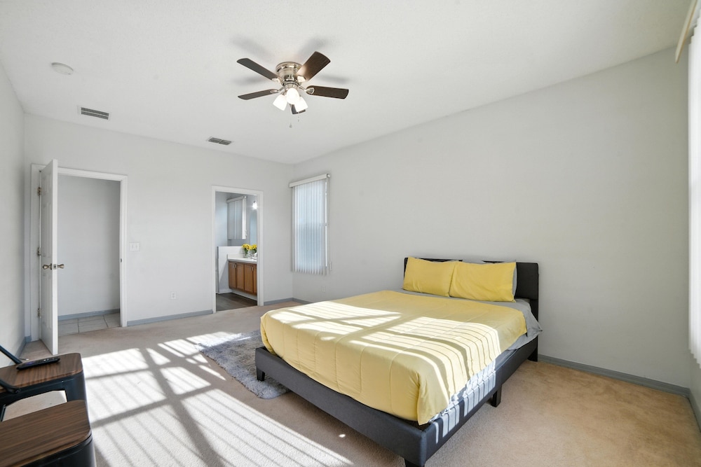 Family Retreat With Private Pool Near Disney! 3 Bedroom Residence