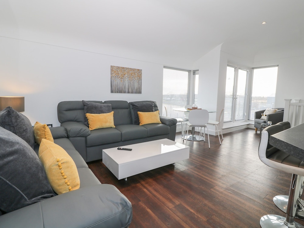 8 Marina View