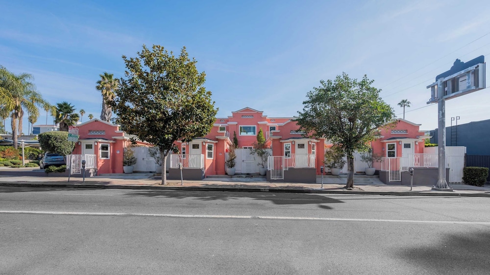 2 Units in Prime Hollywood Location Chic Renovated 1bdrs w/ Patio Avantstay