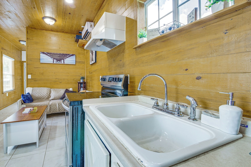 2 Mi to Family Attractions: Brownsville Cottage!
