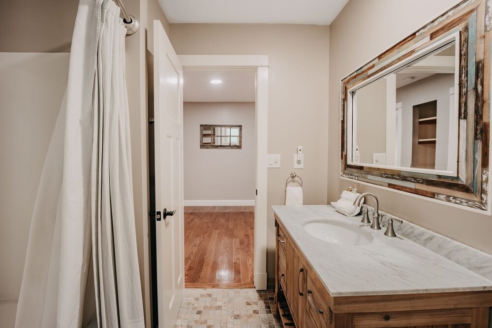 69sl - Upscale - Hot Tub - Wi-fi - Bbq - Sleeps 8 4 Bedroom Cabin by Redawning view 2
