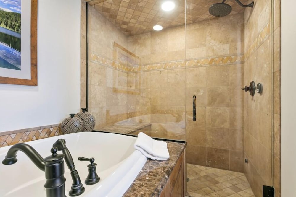 Grand Lodge - 3 Bedroom Deluxe #407 - Ski-in/out 3 Condo