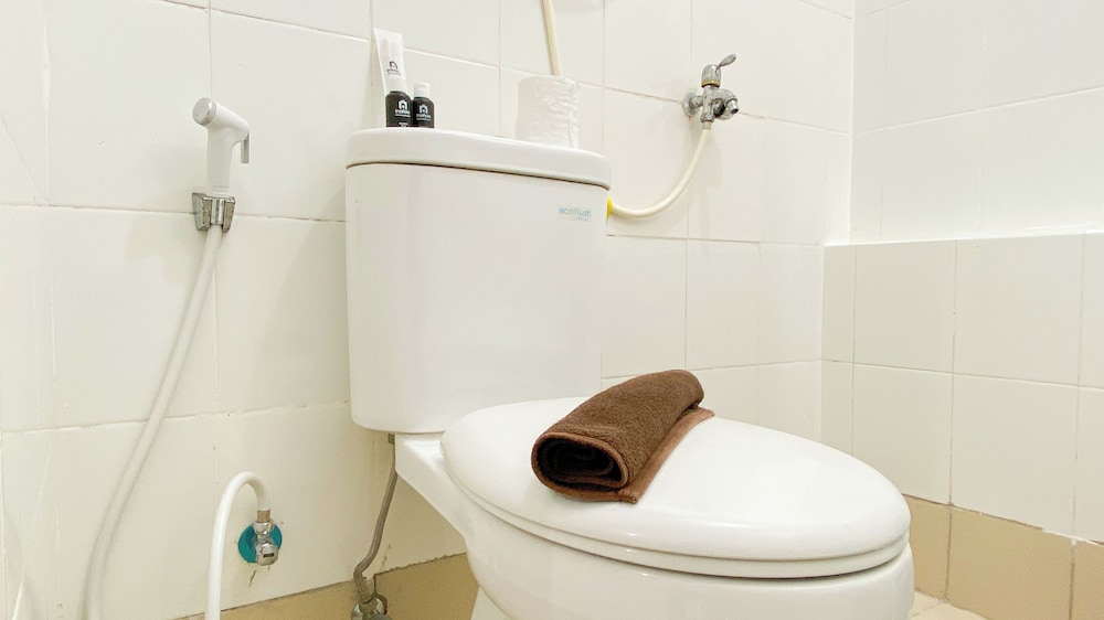 Relaxing And Homey 2Br At Bassura City Apartment