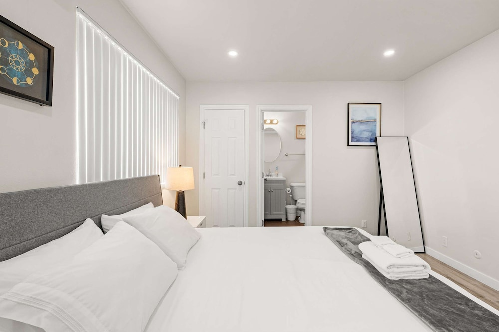 Stylish Home w Free Parking Near LA Hotspots 8