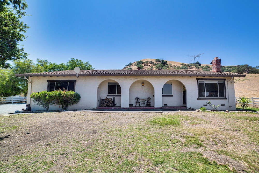 Fenced Yard & Outdoor Bar: Hillside Paicines Home!