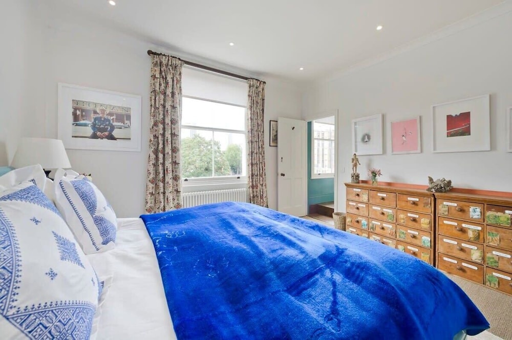 Gorgeous & Grand 5 Bed House, Holland Park