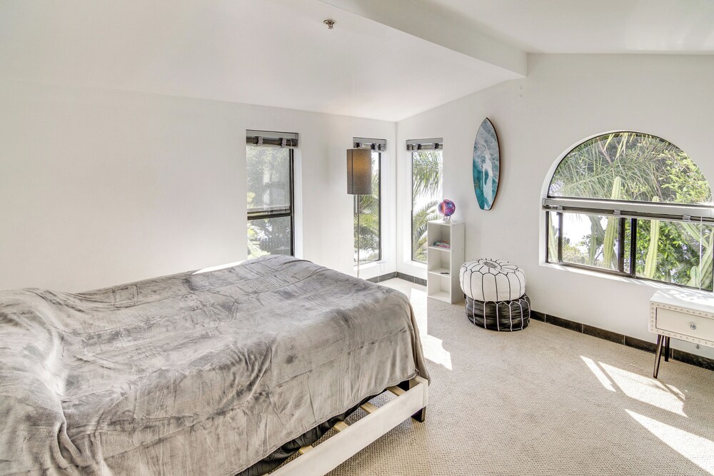 Pool, Spa & Ocean Views - Modern Home in Malibu!