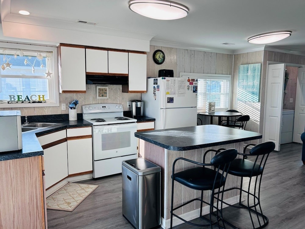 Sea It All 2 Bedroom Home by RedAwning