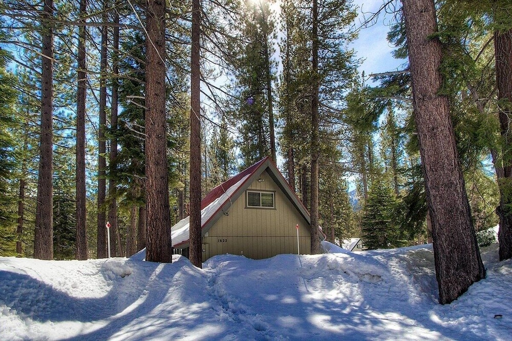 Cozy Cabin 4 Bedroom Home by RedAwning view 5