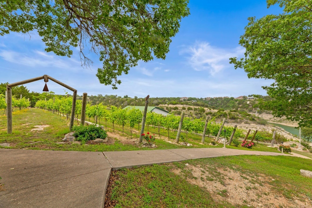 Chardonnay Haus - Unit C