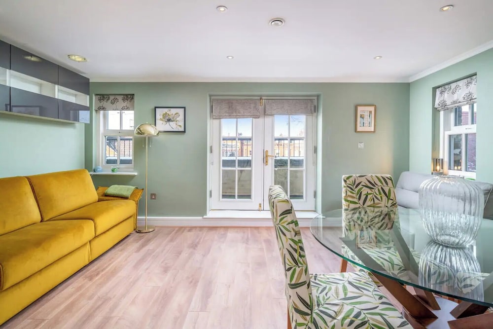 Designer 1 Bed Flat Barons Court Sleeps 4, Balcony