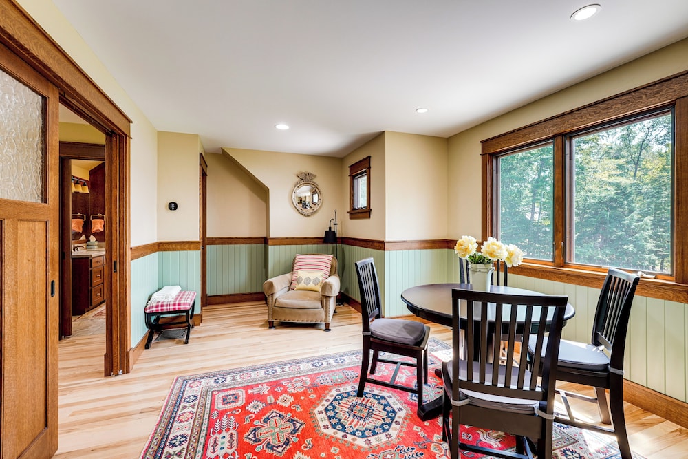 Hamlin Lake Retreat: Spacious Stay for Groups!