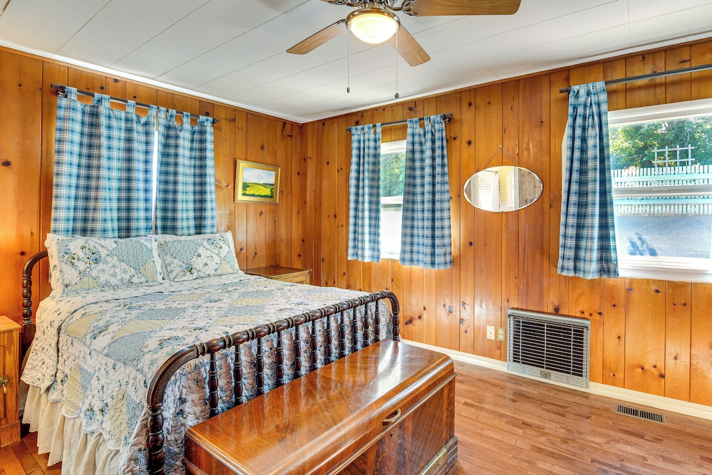 Across Water From Belfair SP: Hood Canal Cottage!