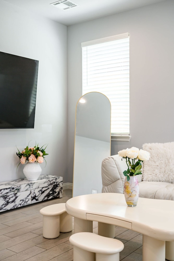 Modern Spacious Home Bright Family Group Friendly