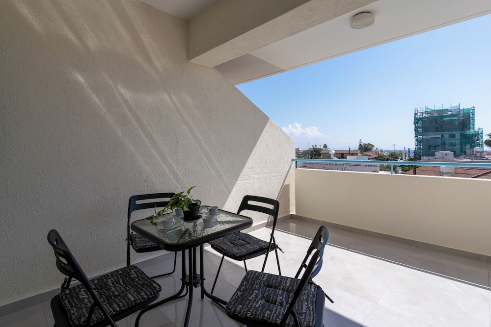 Andrea 3-BR Apt in Mackenzie With Pool
