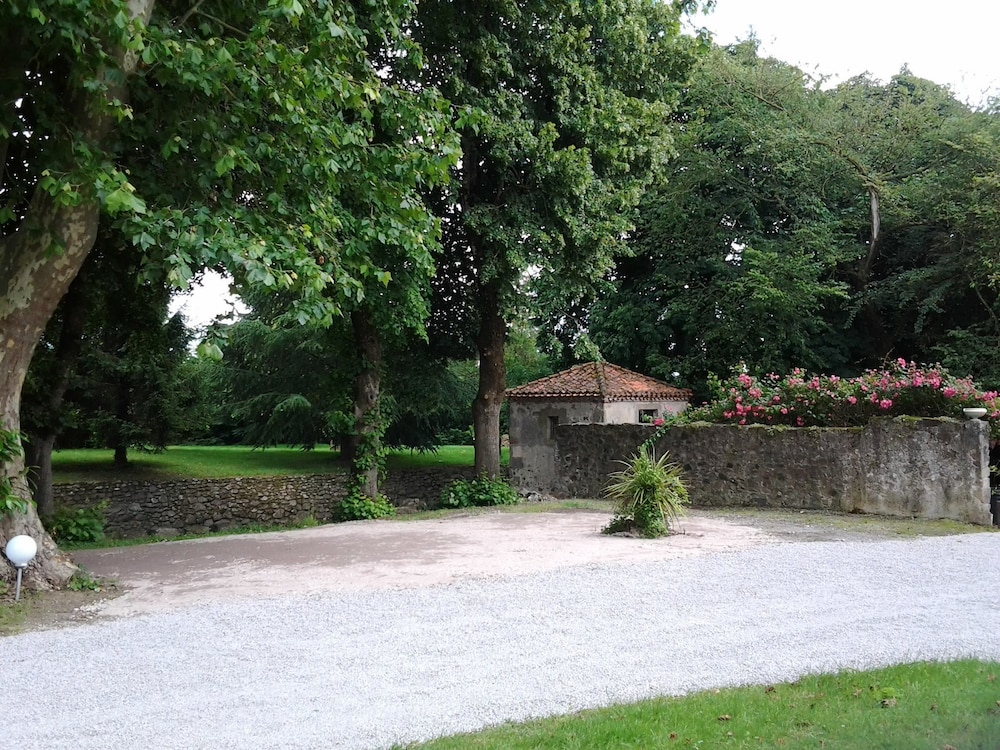 Le Manoir Aux Douves