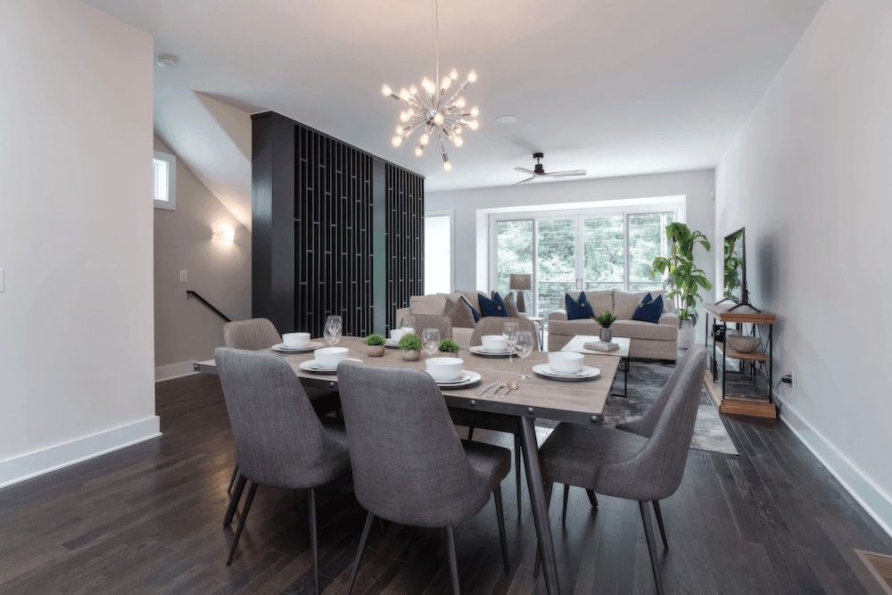 Luxe 4bdr w/ Balcony & Parking, 10 Mins to Broadway 9th Avenue by Avantstay
