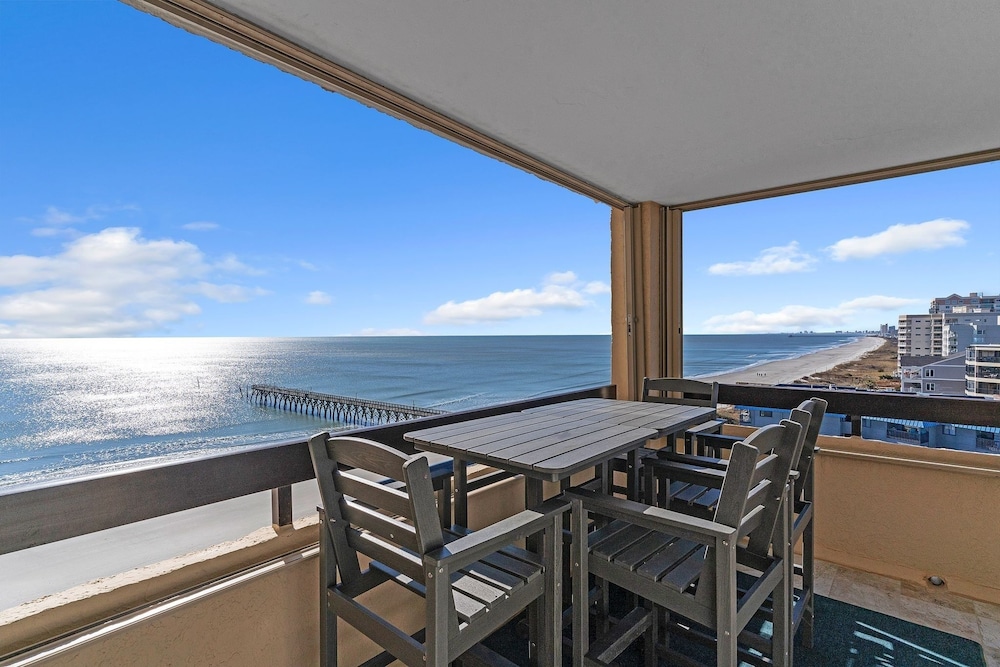 Coastal Retreat: Beach Access & Modern Comforts 2 Bedroom Condo