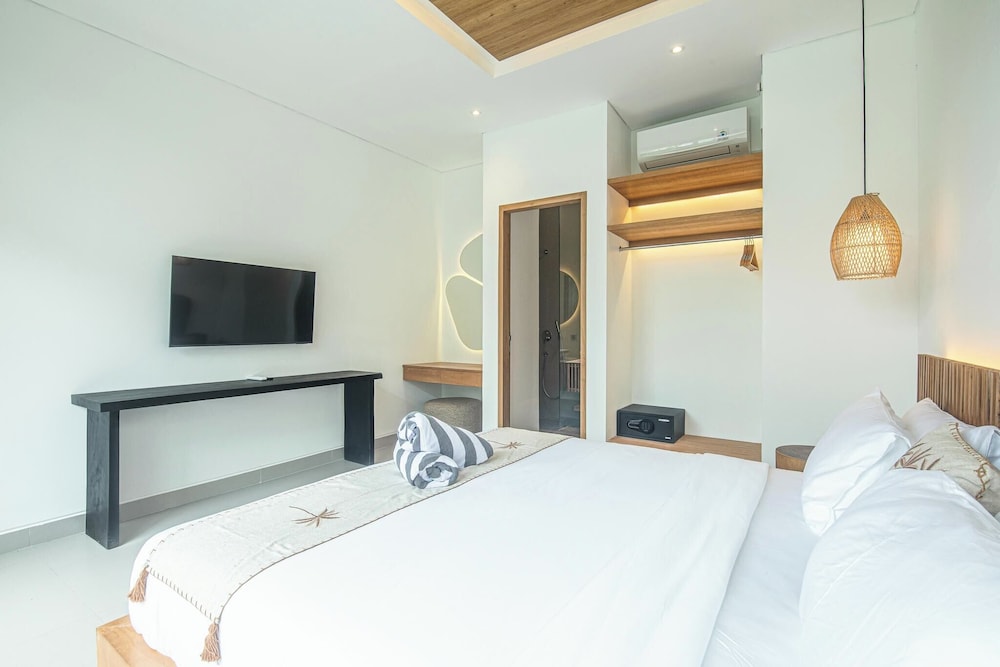 Luxury 5BR Retreat, 400m From Café Del Mar Shore