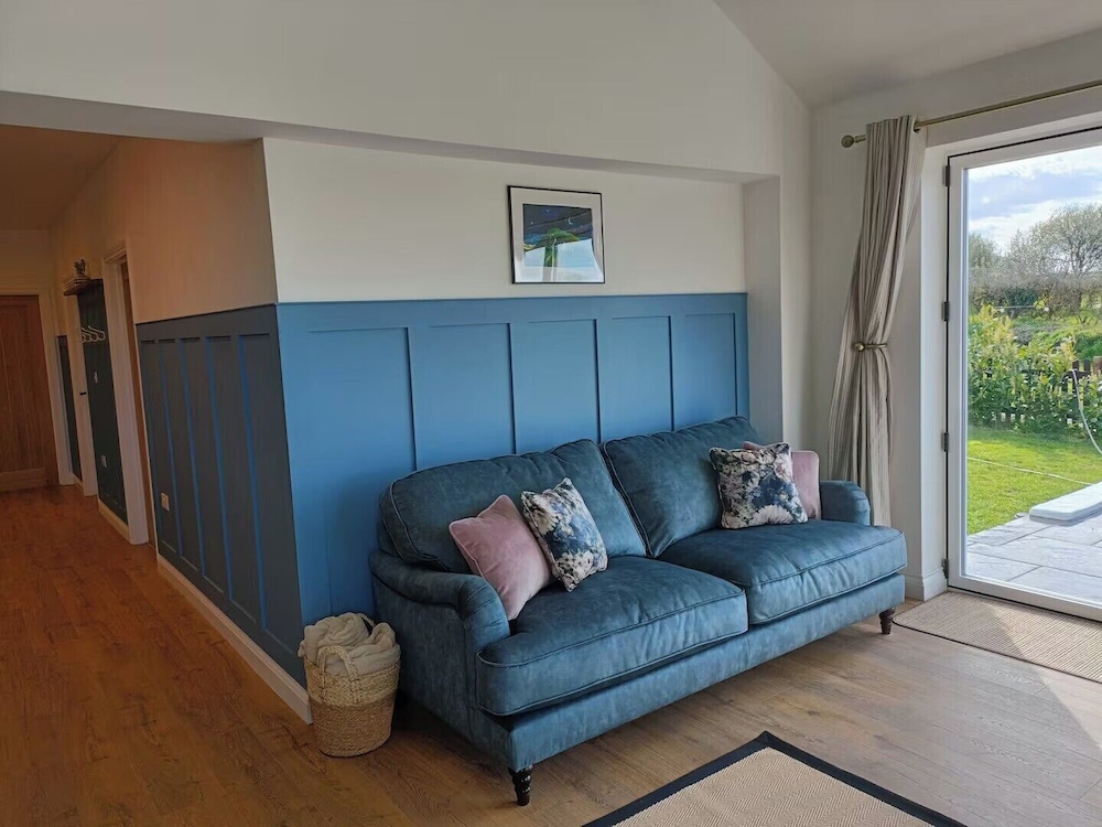 2-bed Coastal Cottage - Sleeps 4 - Pet Friendly