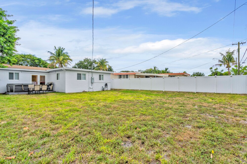 Hollywood Hills House w Backyard-BBQ - Image 5