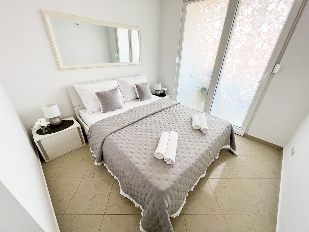 MIRROR apartment
