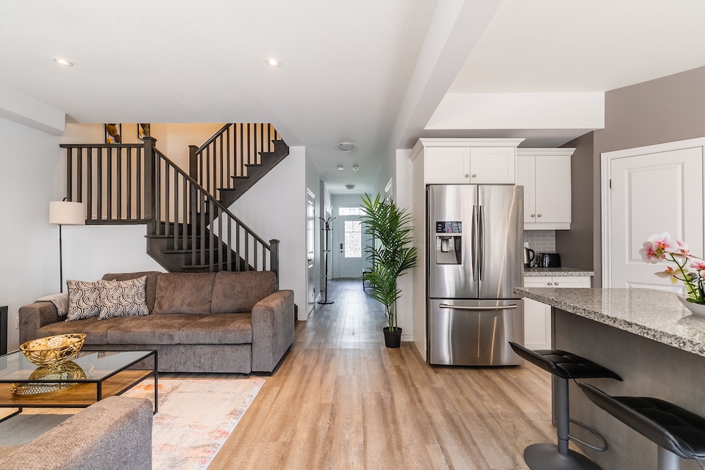 GLOBALSTAY. Waterfront 5BR Townhouse. Private HOT TUB, Gym, Sauna - Property Image 12