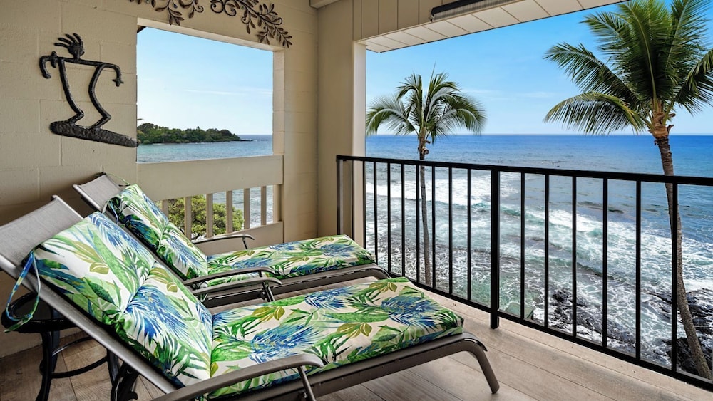 Stunning Top Floor Ocean Front Condo AC & Wifi