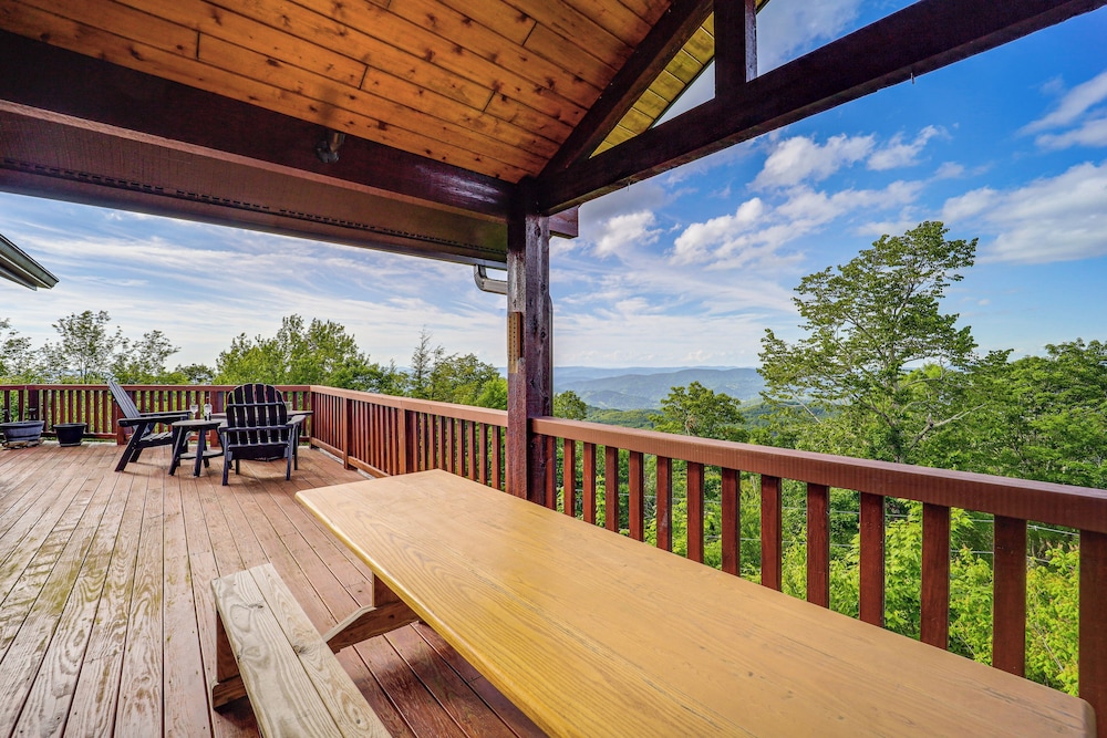 Hot Tub + Stunning Views: Luxury Beech Mtn Escape!