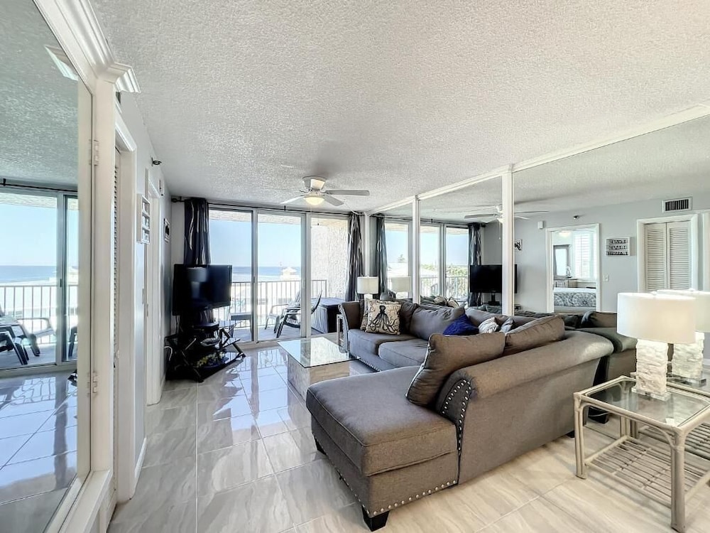 Oceania Beach Club