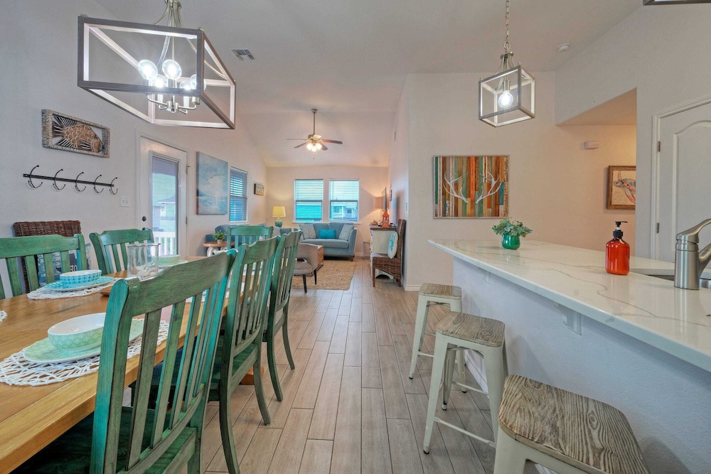 Purple Parrot by Avantstay Heated Pool, Beach Access & Central Port A Location