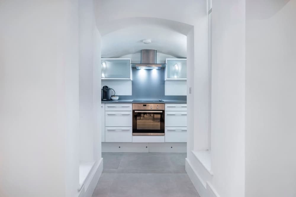 The Urban Minimalist- Notting Hill 2 Bed