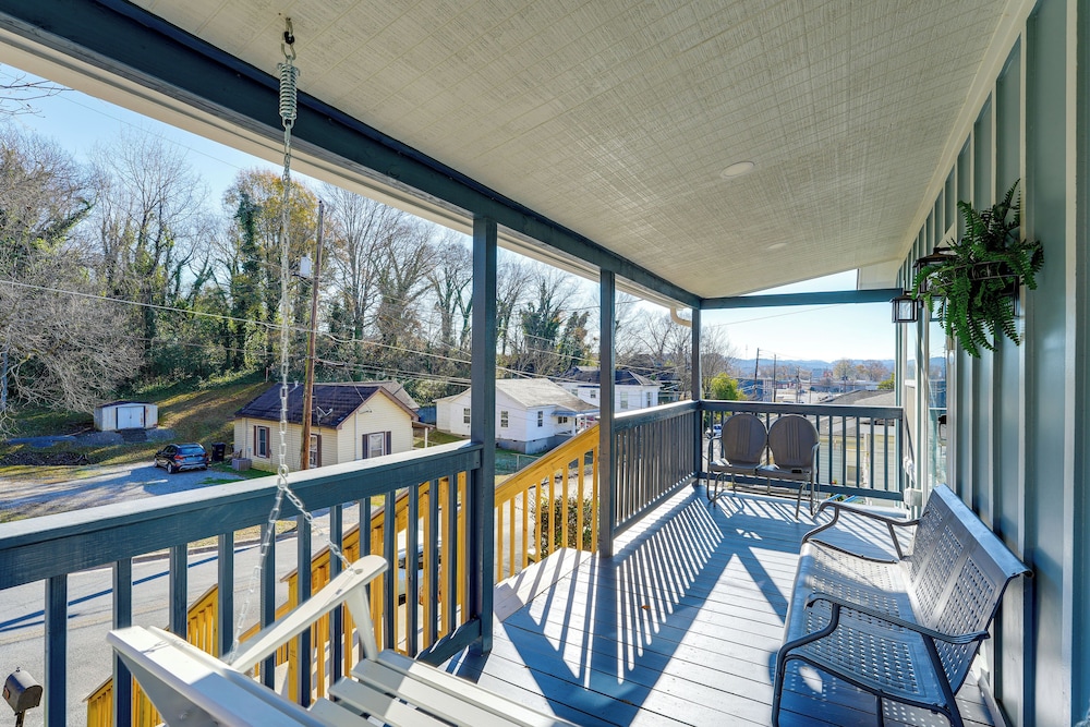 Walk Downtown: Charming Rome Abode w/ Yard!