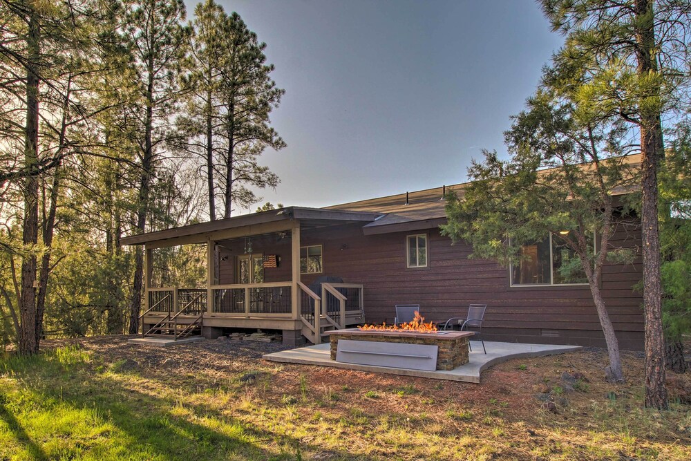 1 Mi to Rainbow Lake: Newly Built & Woodsy Retreat
