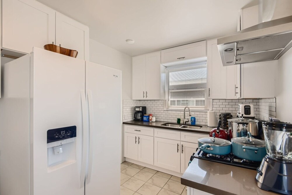 Walk to Beach - King Apt In 1 Area - AC