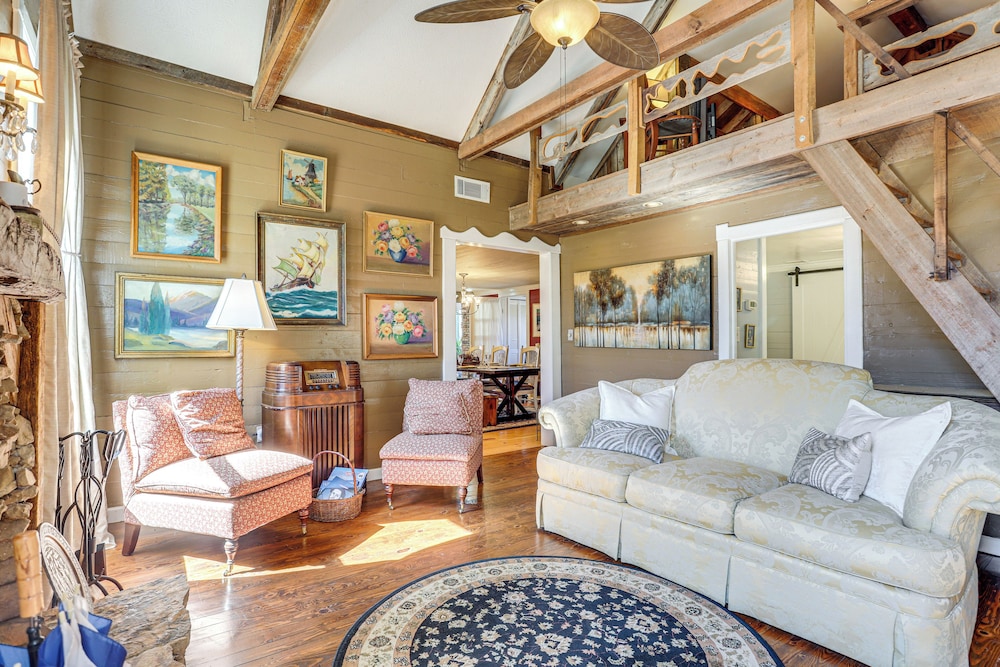 Large Deck: Luxe 6-acre Retreat in Dahlonega!