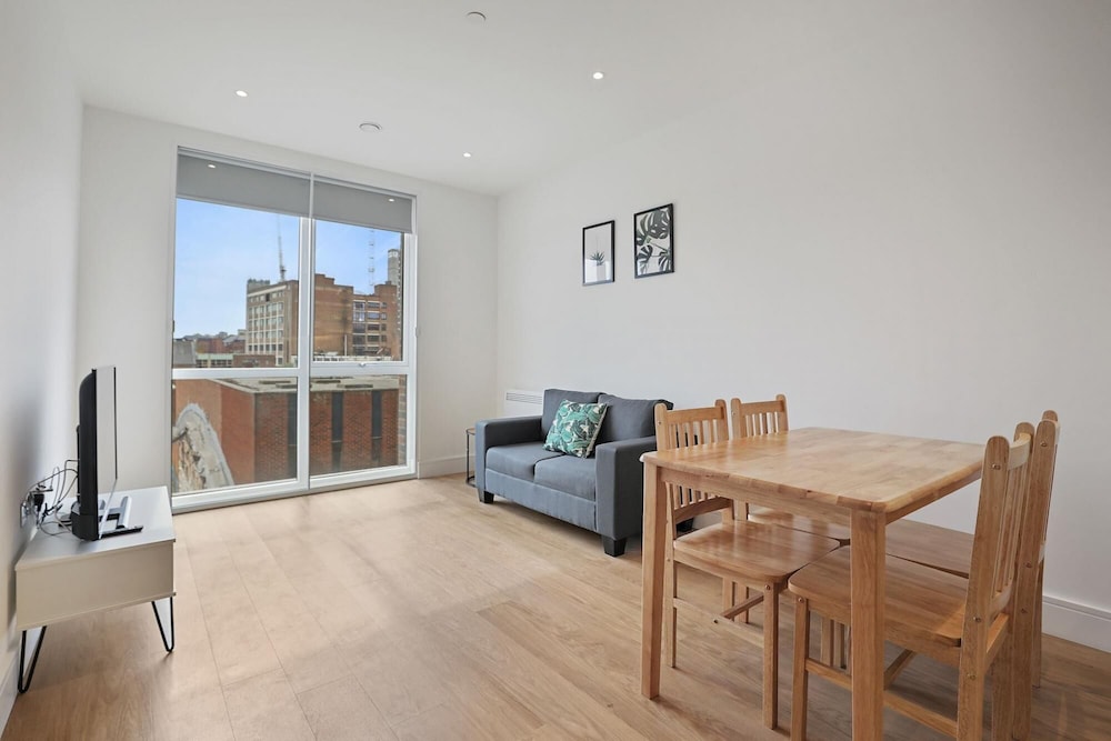 Contemporary 1 Bedroom Apartment - Chinese Quarter - Birmingham City Centre view 5