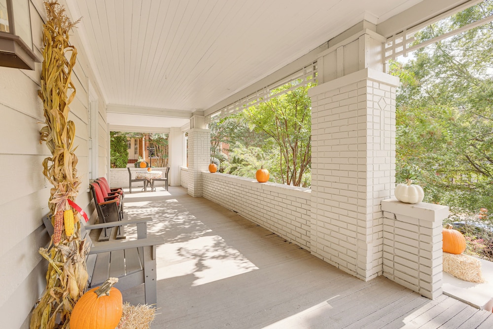 2 Mi to Dtwn: Stylish Urban Retreat in Birmingham