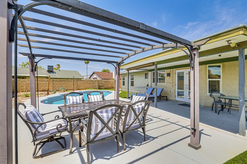 Welcoming Retreat w/ Pool & Patio in Peoria!