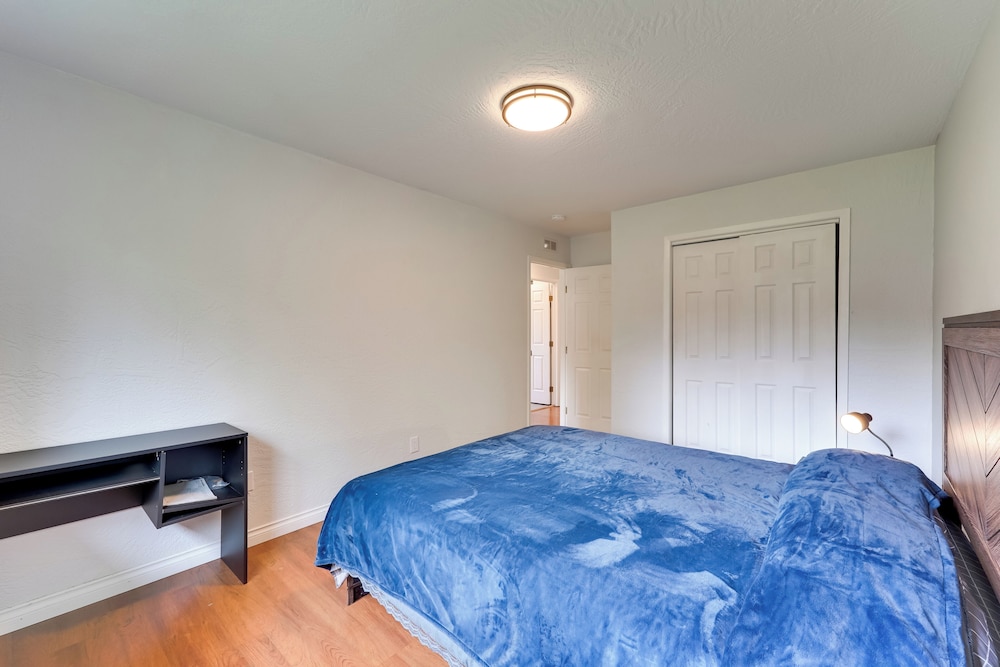 3 Mi to Alaska Zoo: Family Home in Anchorage!
