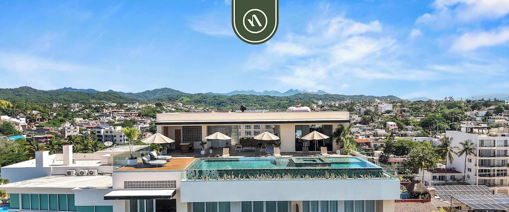 New Stylish 1 BR Condo - Ocean Views - Flex Room