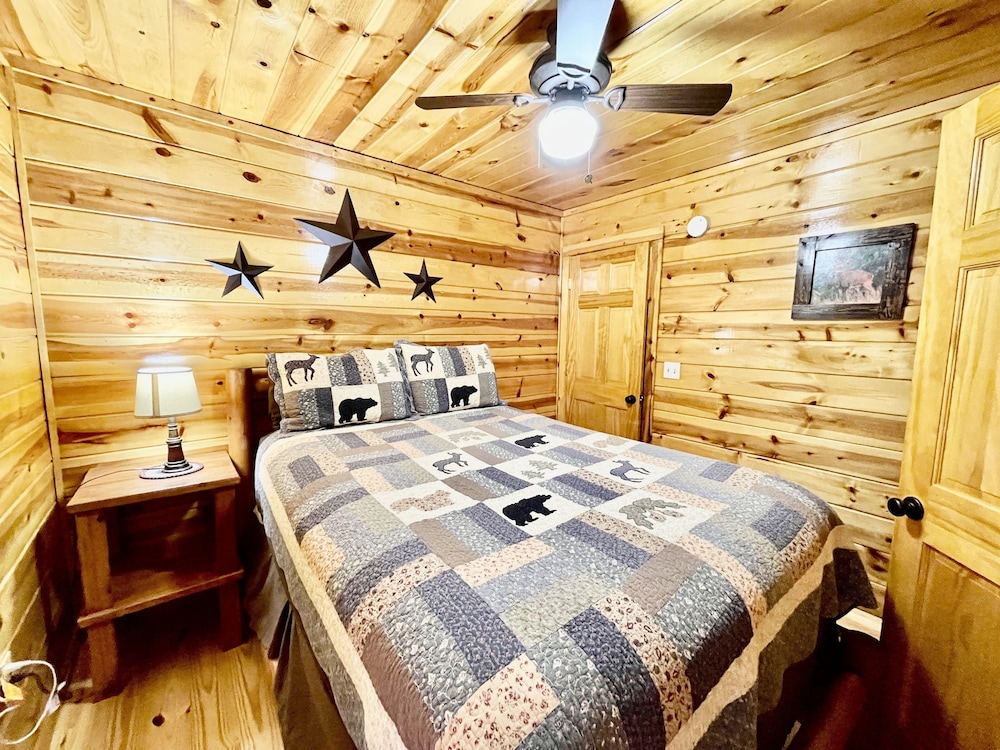 Little Sugar Camp 3 Bedroom Cabin by RedAwning