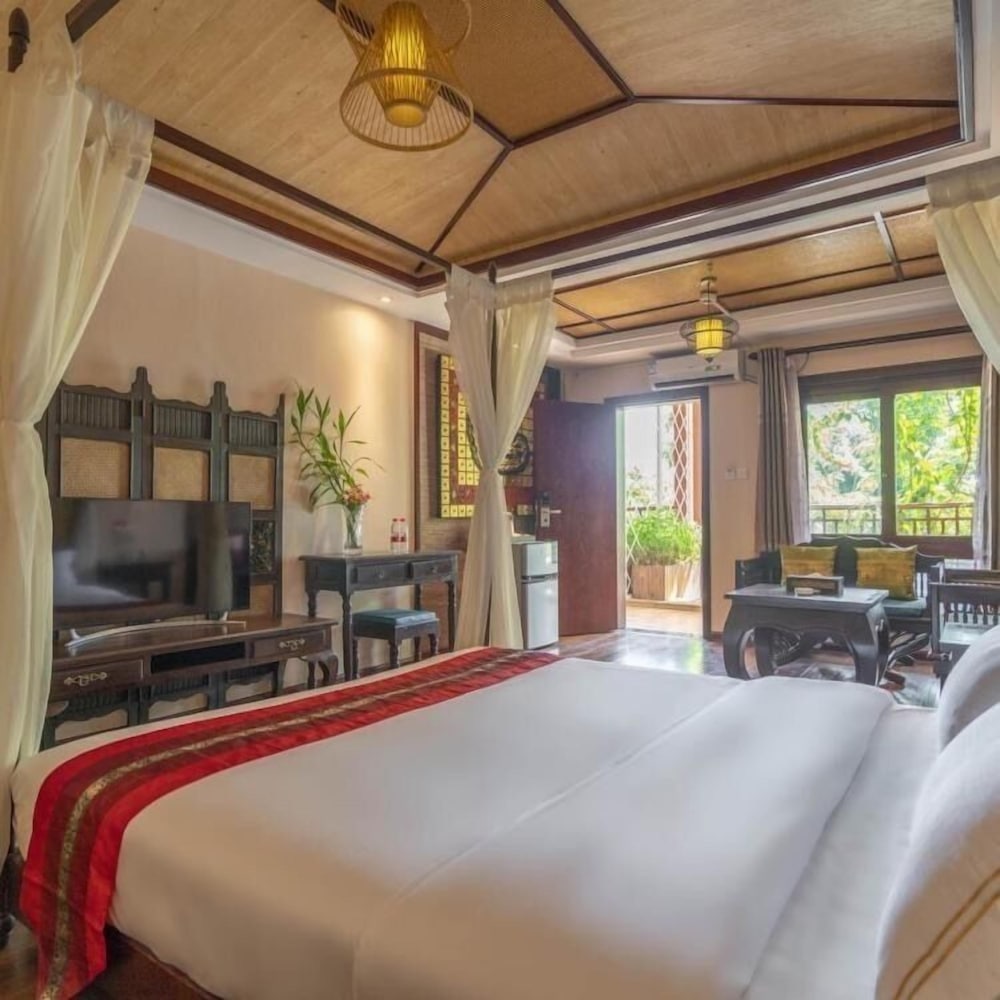 Floral Hotel Roaring Elephant view 5