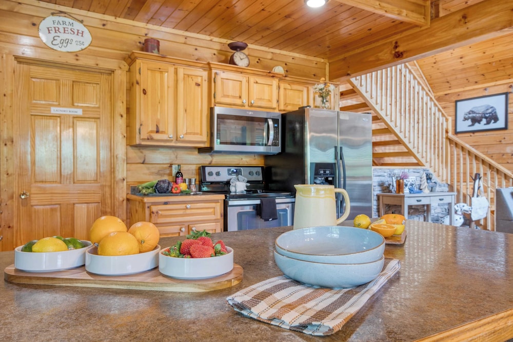Triple Mountain View by Avantstay: Hot Tub, Game Room & Stunning Smoky Mountain Views